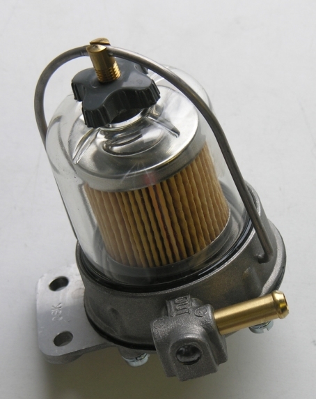 Fuel pressure regulator for carburetors